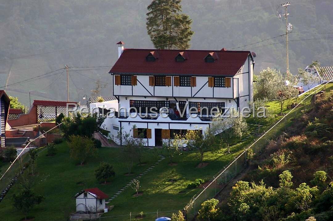 Casa chalet múltiples niveles con chimenea en Colonia Tovar
