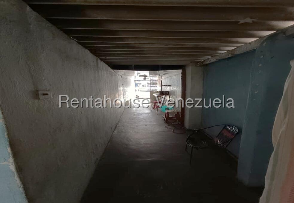 Casa de 4 habitaciones con potencial comercial en Higuerote