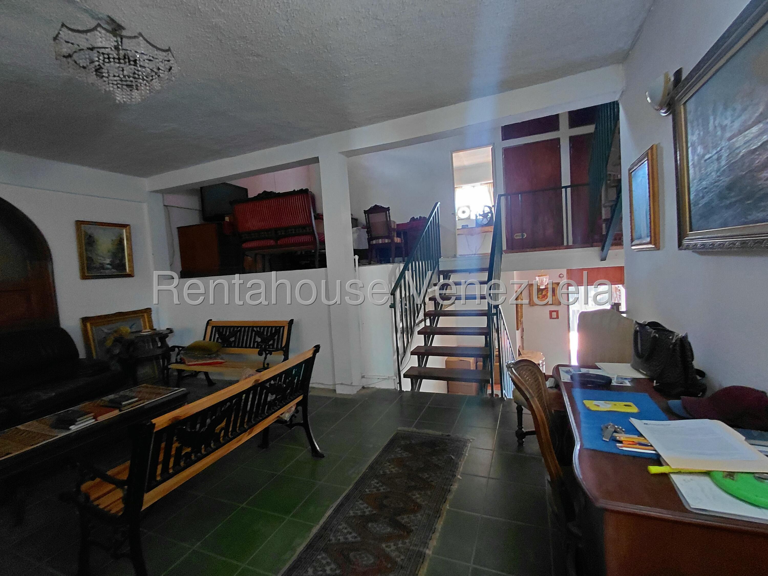 Casa de 9 habitaciones con anexos para actualizar en El Cafetal