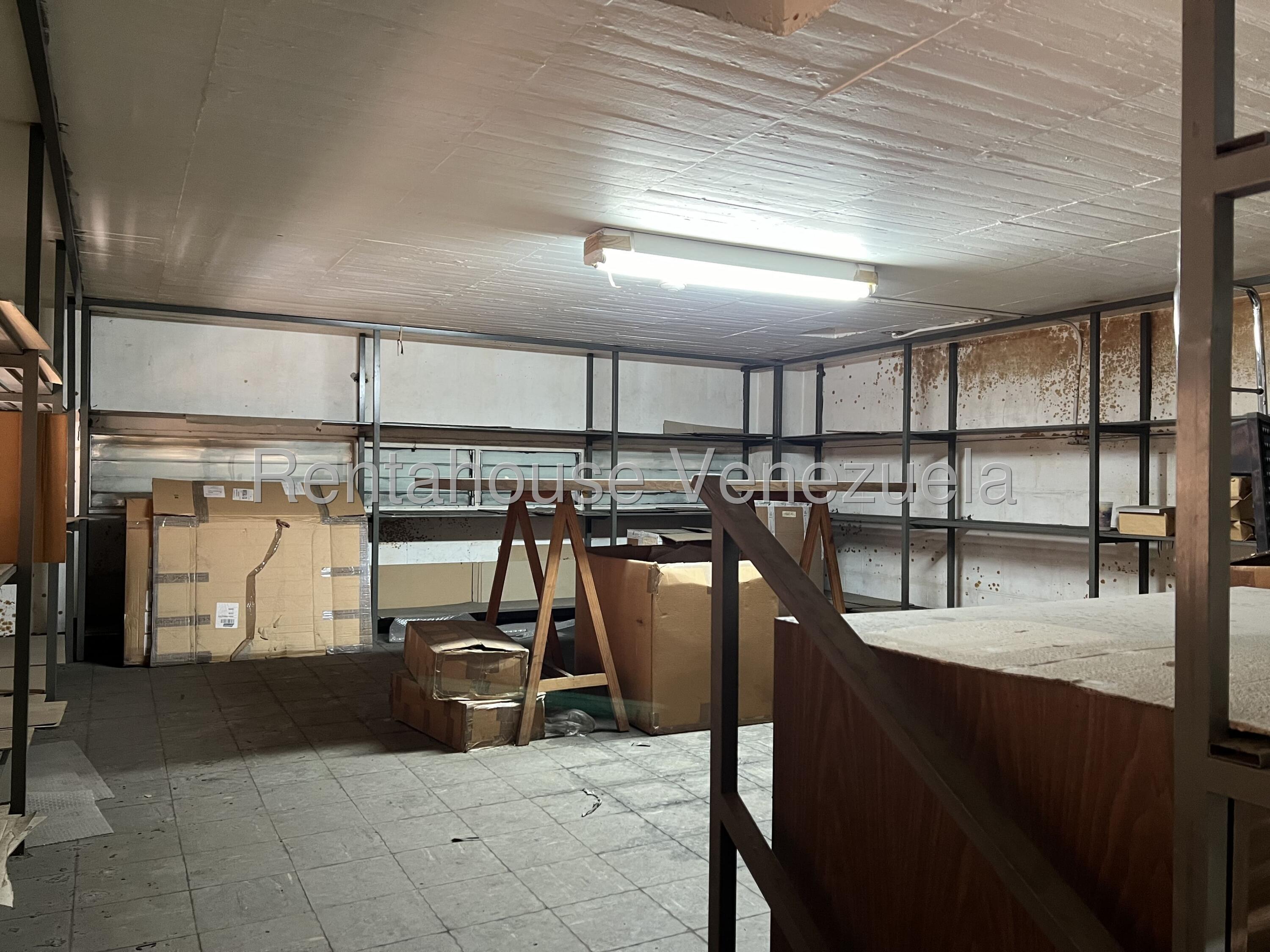 Comercial con mezzanina en Los Cortijos de Lourdes