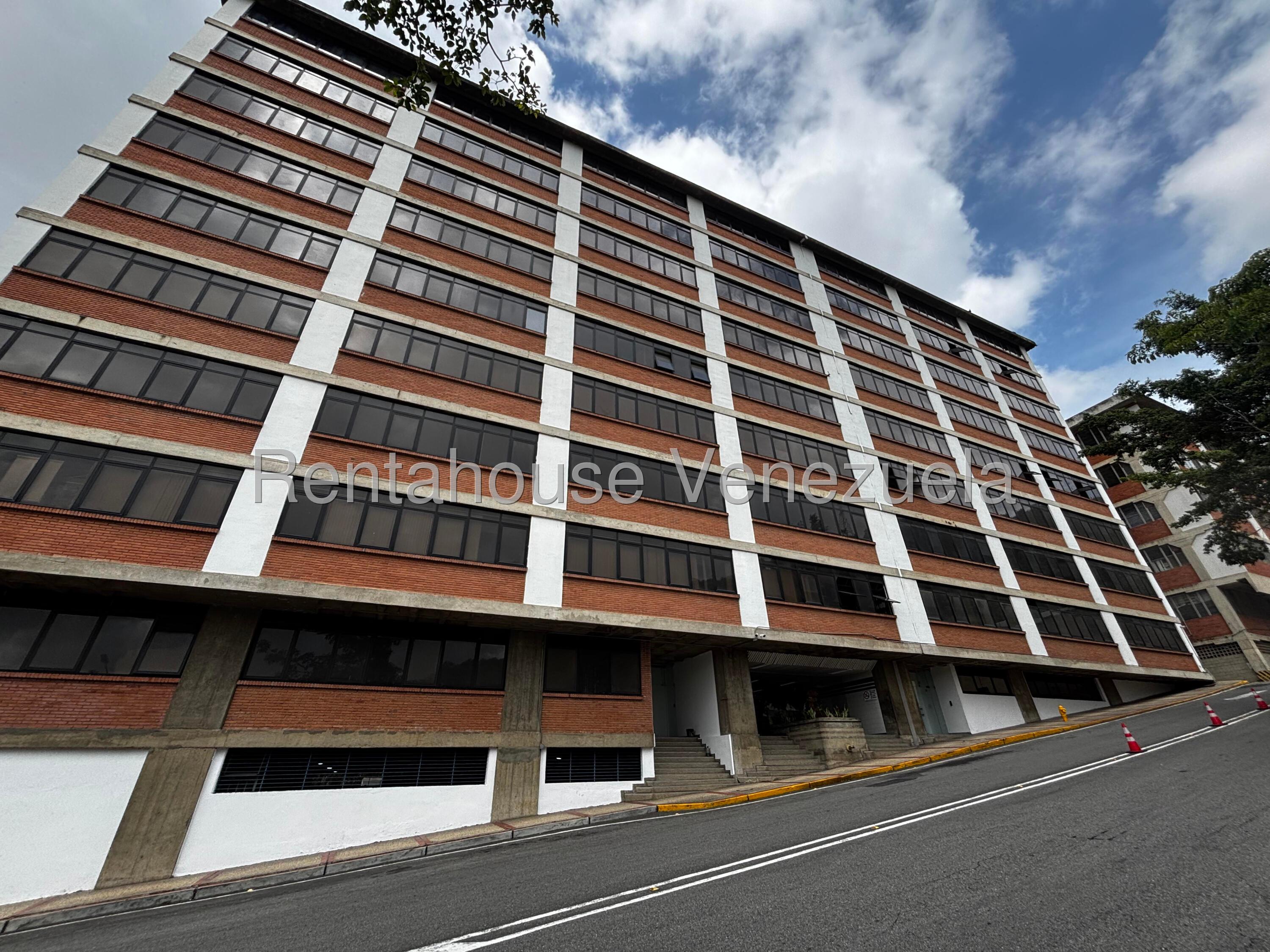 Comercial con montacargas en complejo industrial El Valle