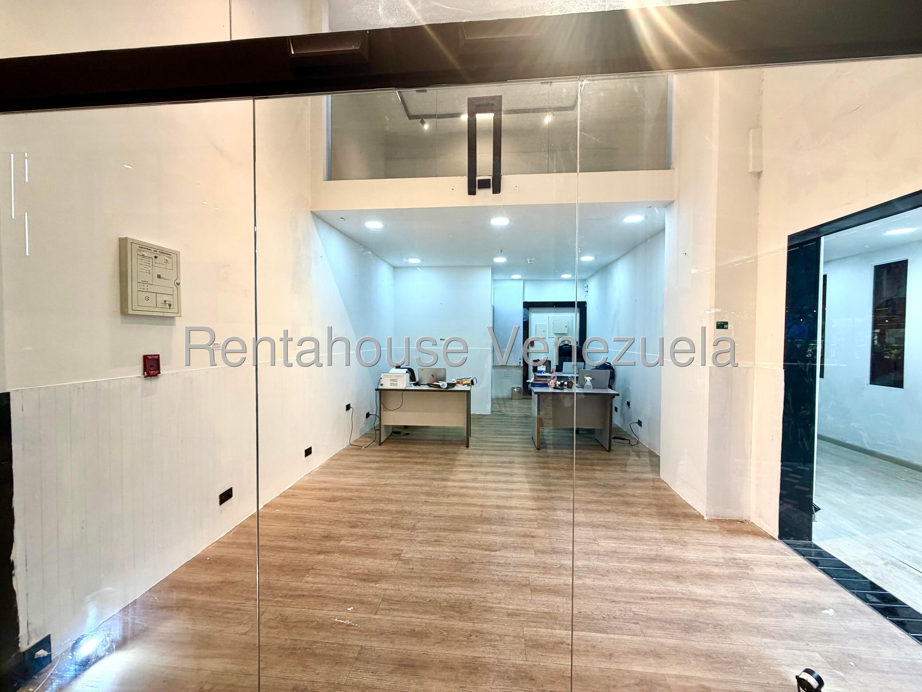 Comercial con mezanina en Altamira Village