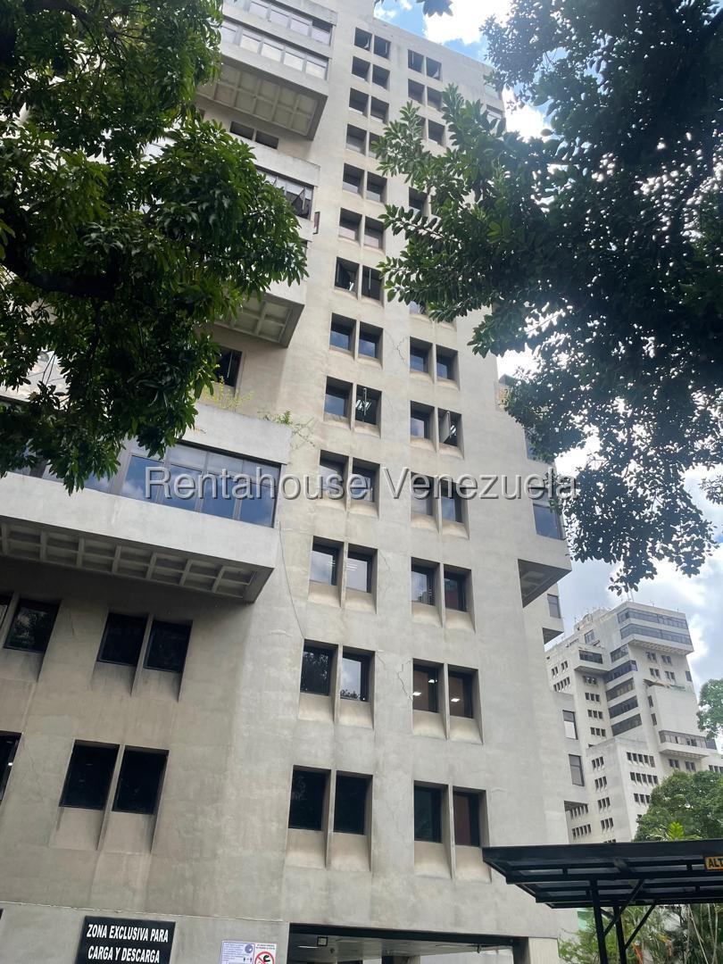 Comercial bien distribuida con estacionamientos en Chacao