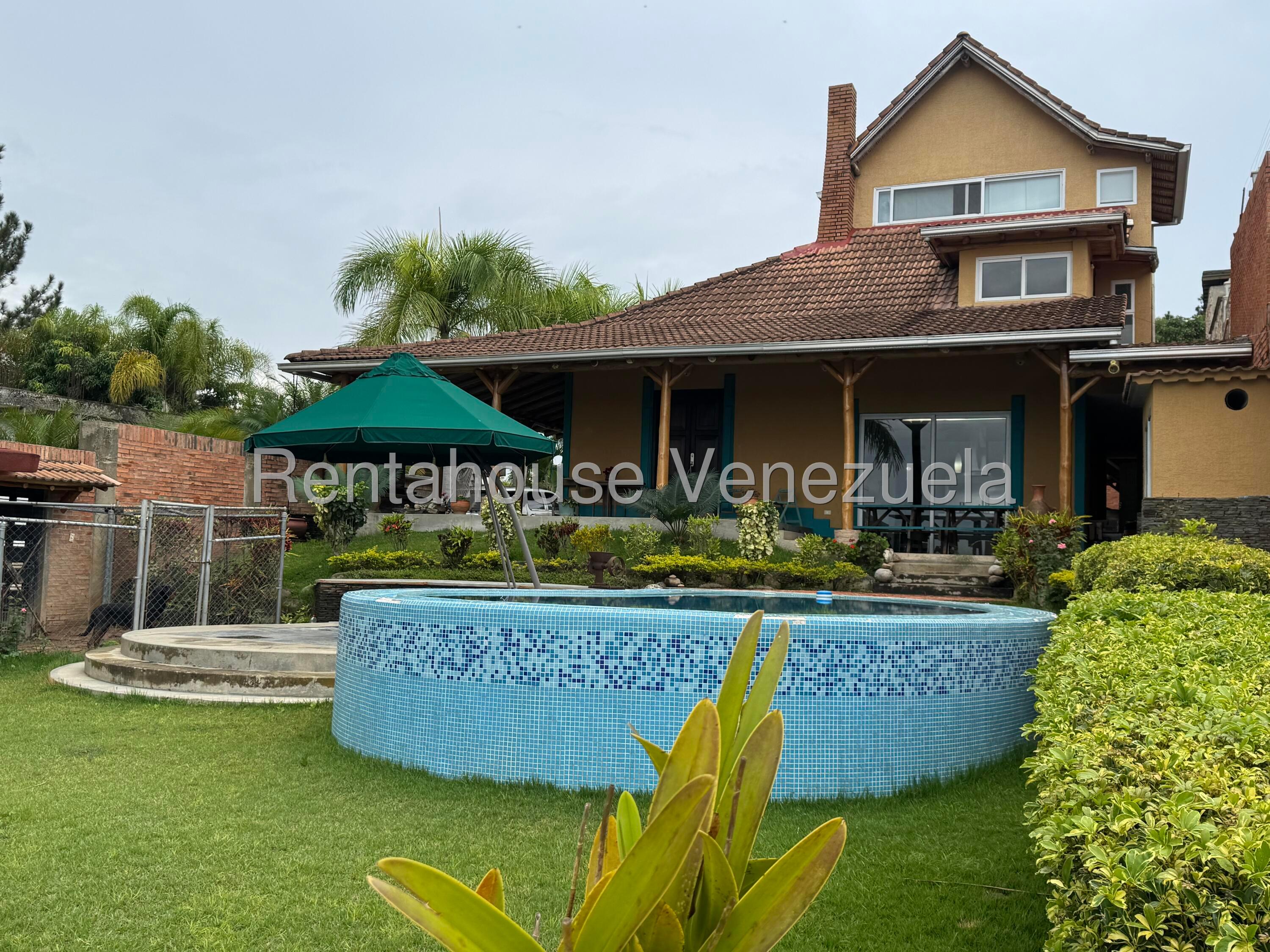 Casa con techos de teca en Lomas de La Lagunita