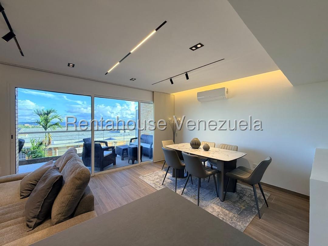 Apartamento amoblado con terraza y vista en Alto Hatillo