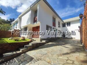 Casa de cuatro niveles con anexo independiente en Los Pomelos