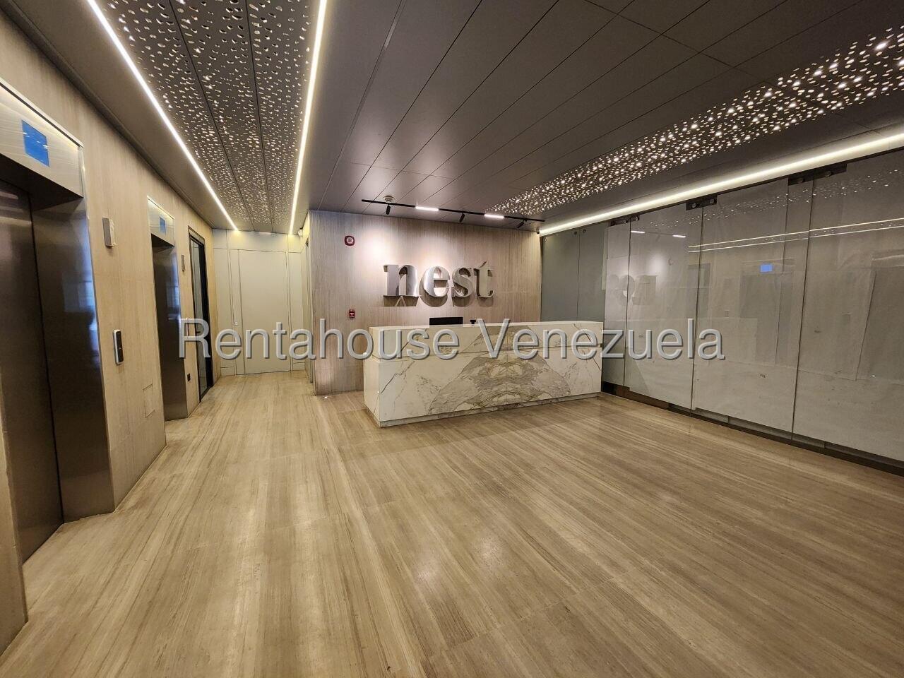 Oficina remodelada con vista panorámica en Las Mercedes
