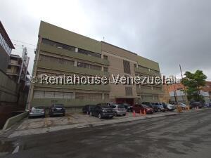Comercial de 4 pisos con sótano en Boleita Norte