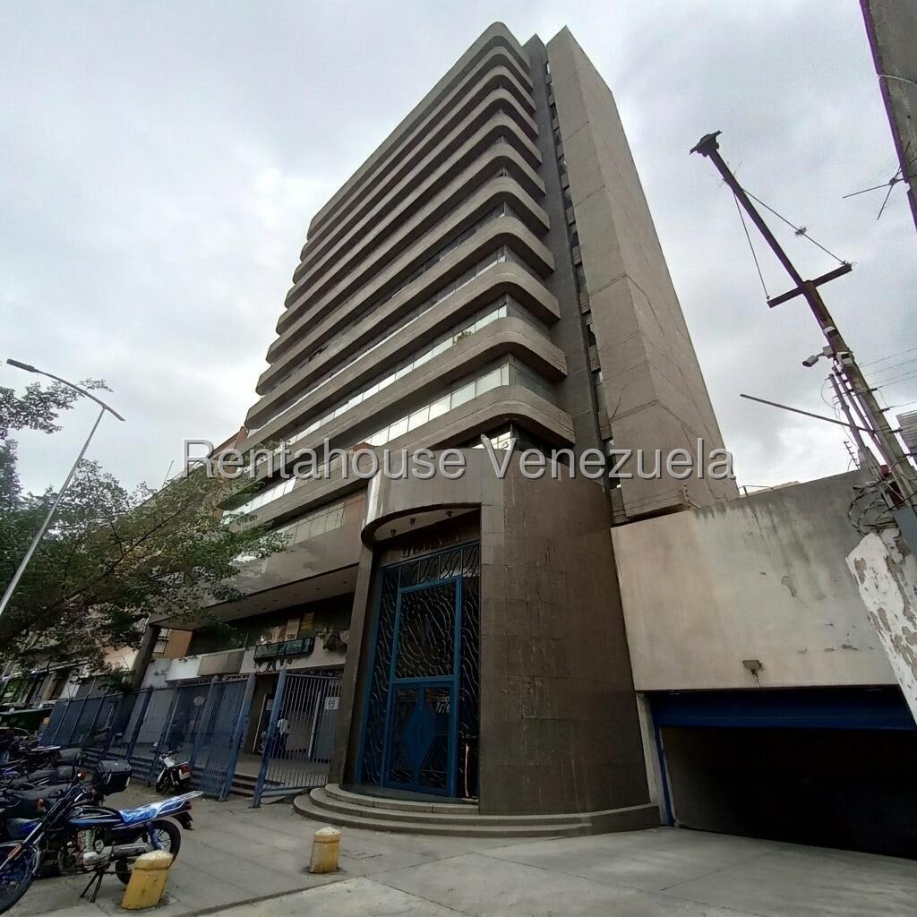Comercial amoblado con 4 puestos en Chacaito