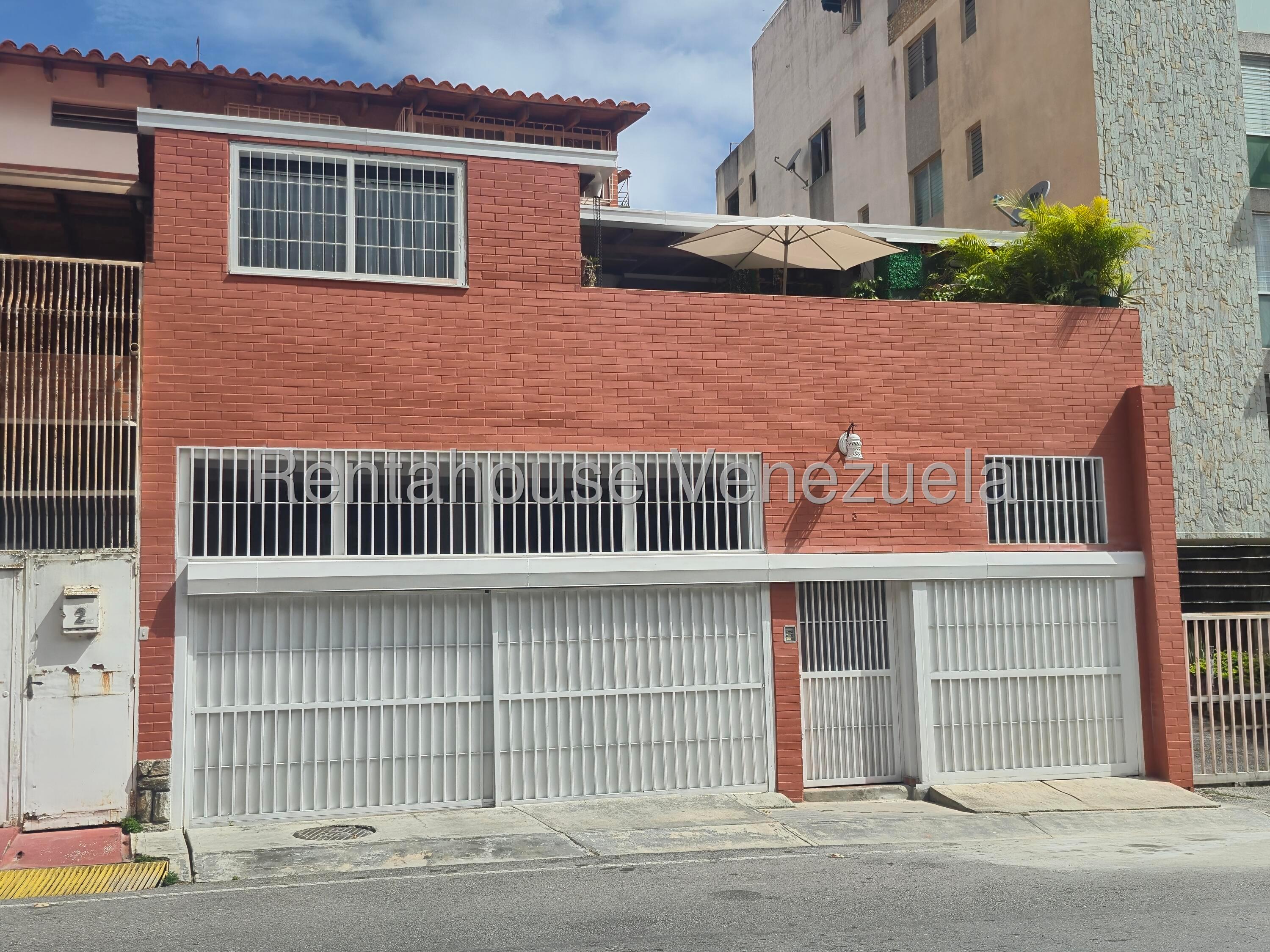 Townhouse remodelado con 5 habitaciones en Cumbres de Curumo