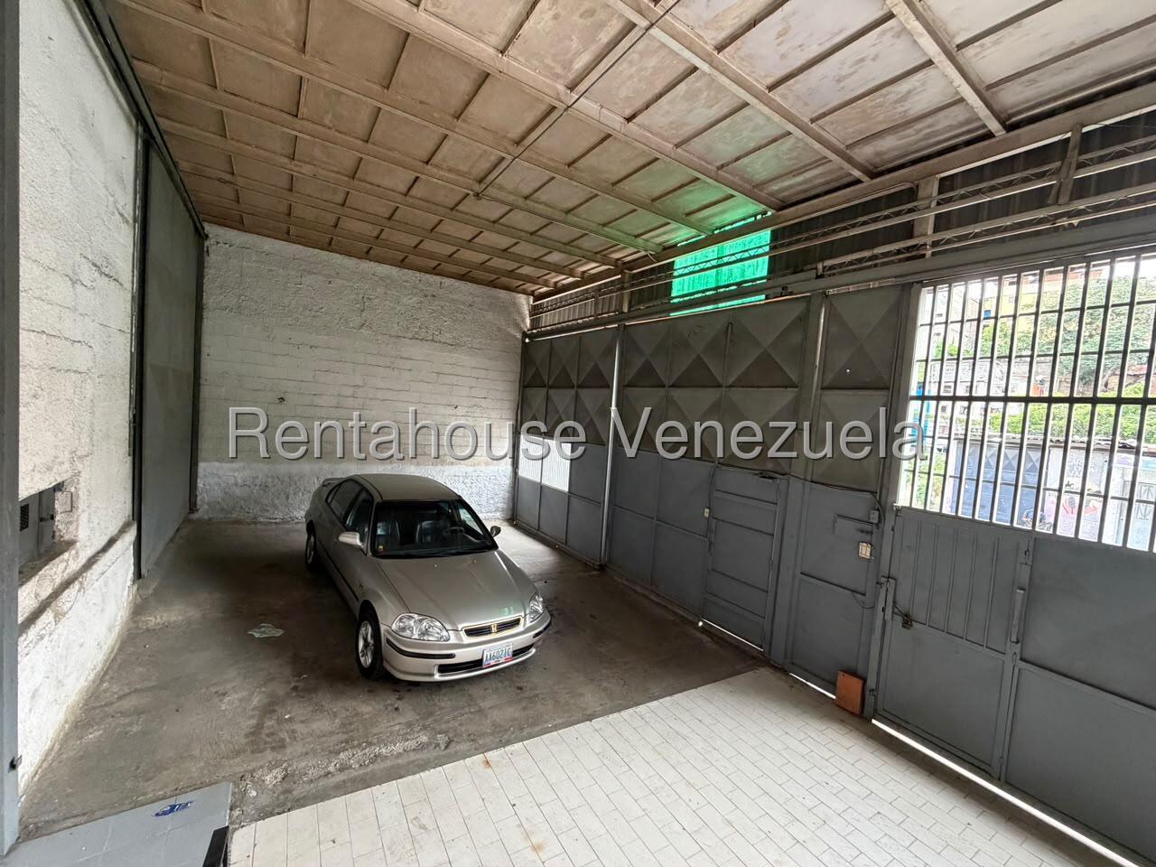 Comercial con ascensor de carga en El Llanito