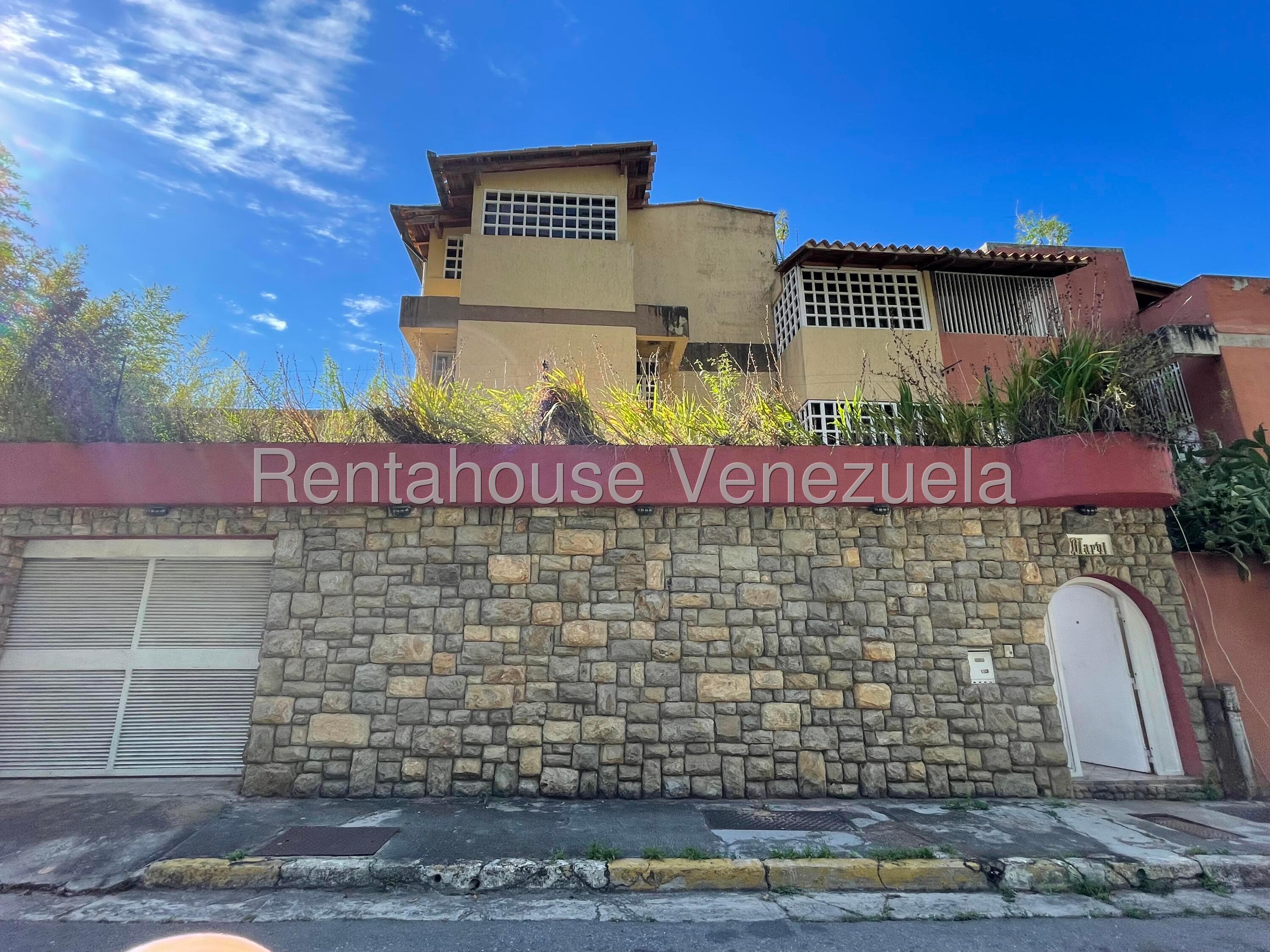 Casa tres niveles con terraza y vista en Los Naranjos