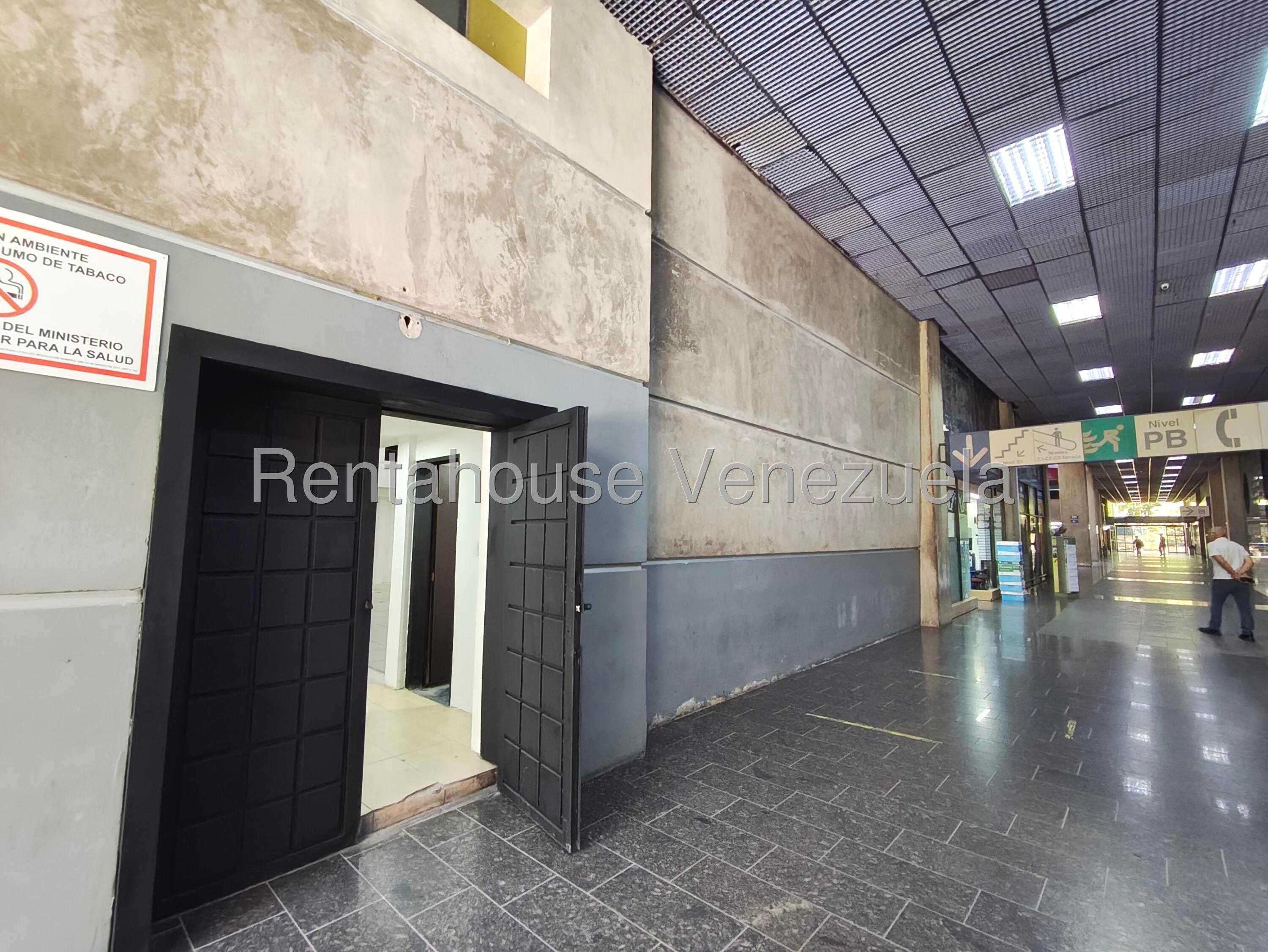 Comercial con mezzanina y aire central en Macaracuay