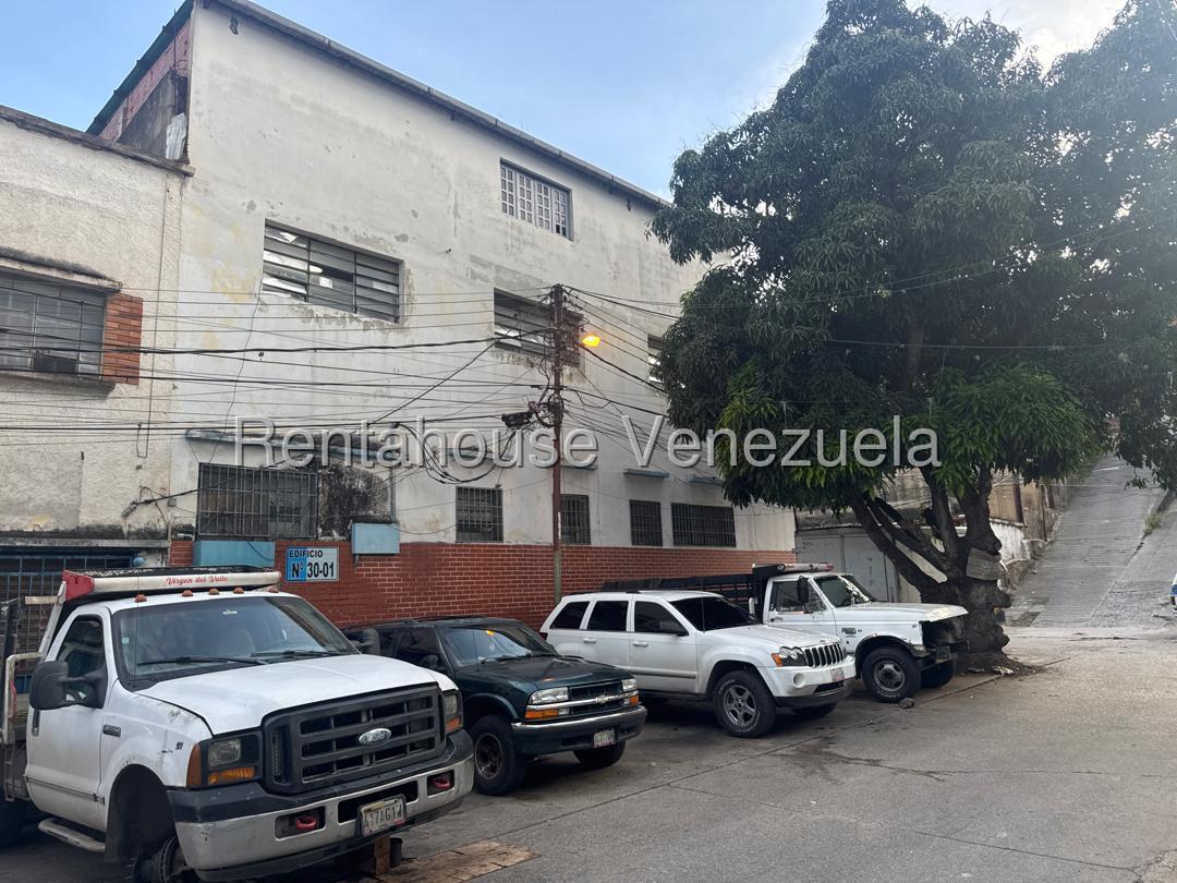 Comercial tres plantas con montacargas Santa Rosalía