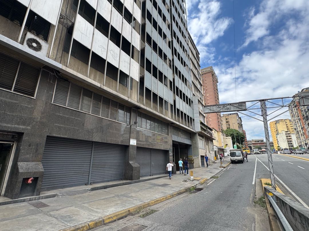 En Alquiler Local Comercial 2.000m2 Av. Panteon. Libertador - Caracas