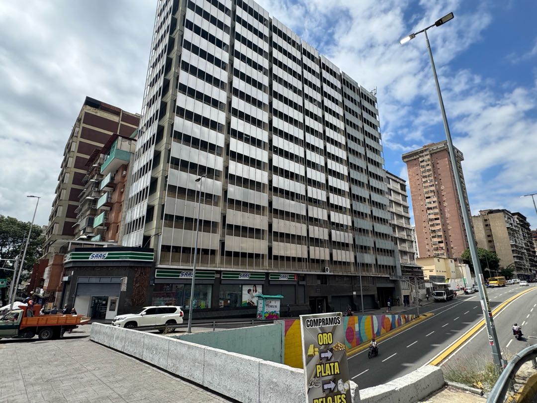 En Alquiler Local Comercial en Av. Fuerzas Armadas Centro - Caracas