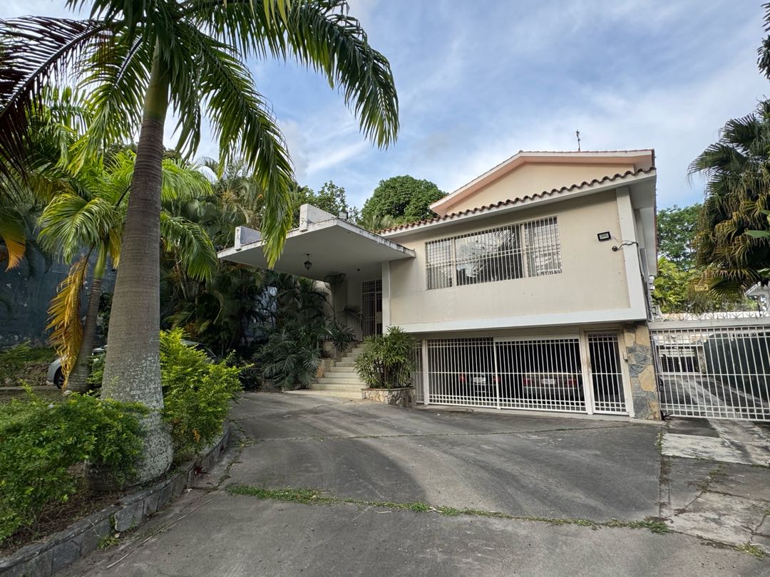 En Venta Casa Bifamiliar en Country Club. Caracas - Libertador