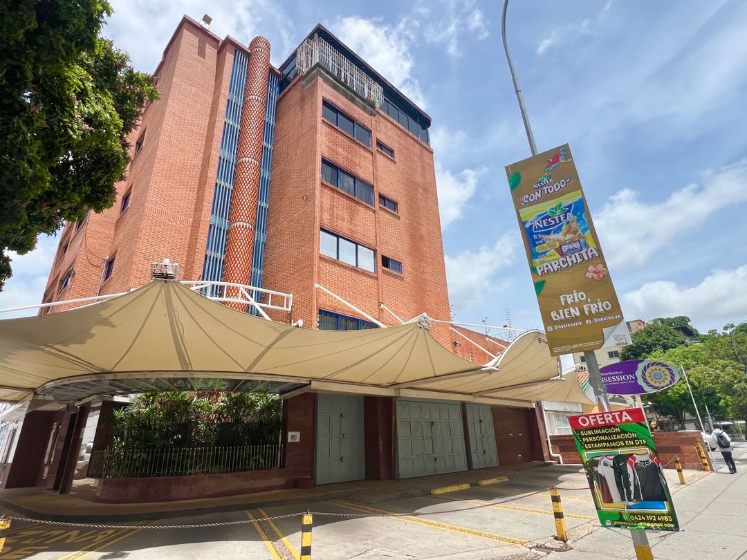 En Venta Edificio Con Local Comercial en Santa Monica. Caracas
