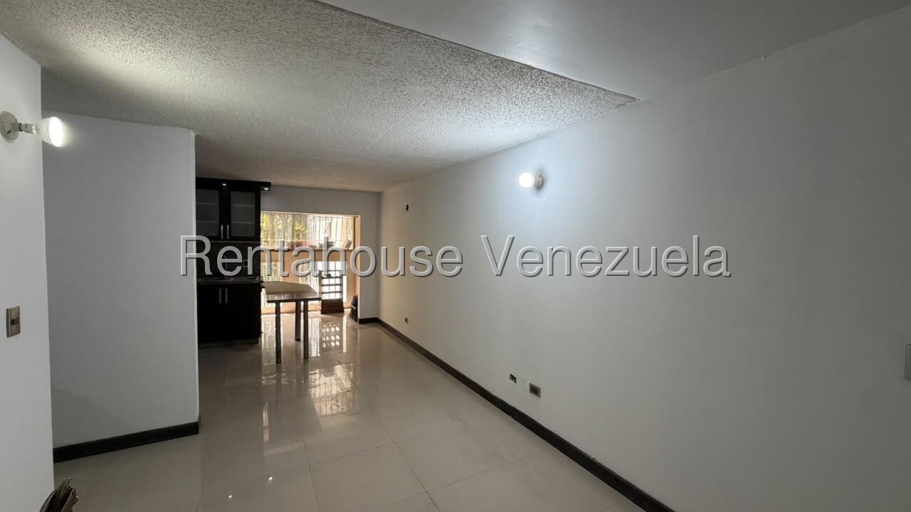 Apartamento remodelado de 3 habitaciones en Los Samanes