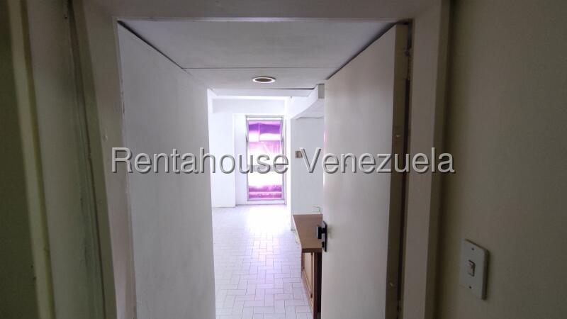 Comercial oficina piso medio con estacionamiento, Sabana Grande