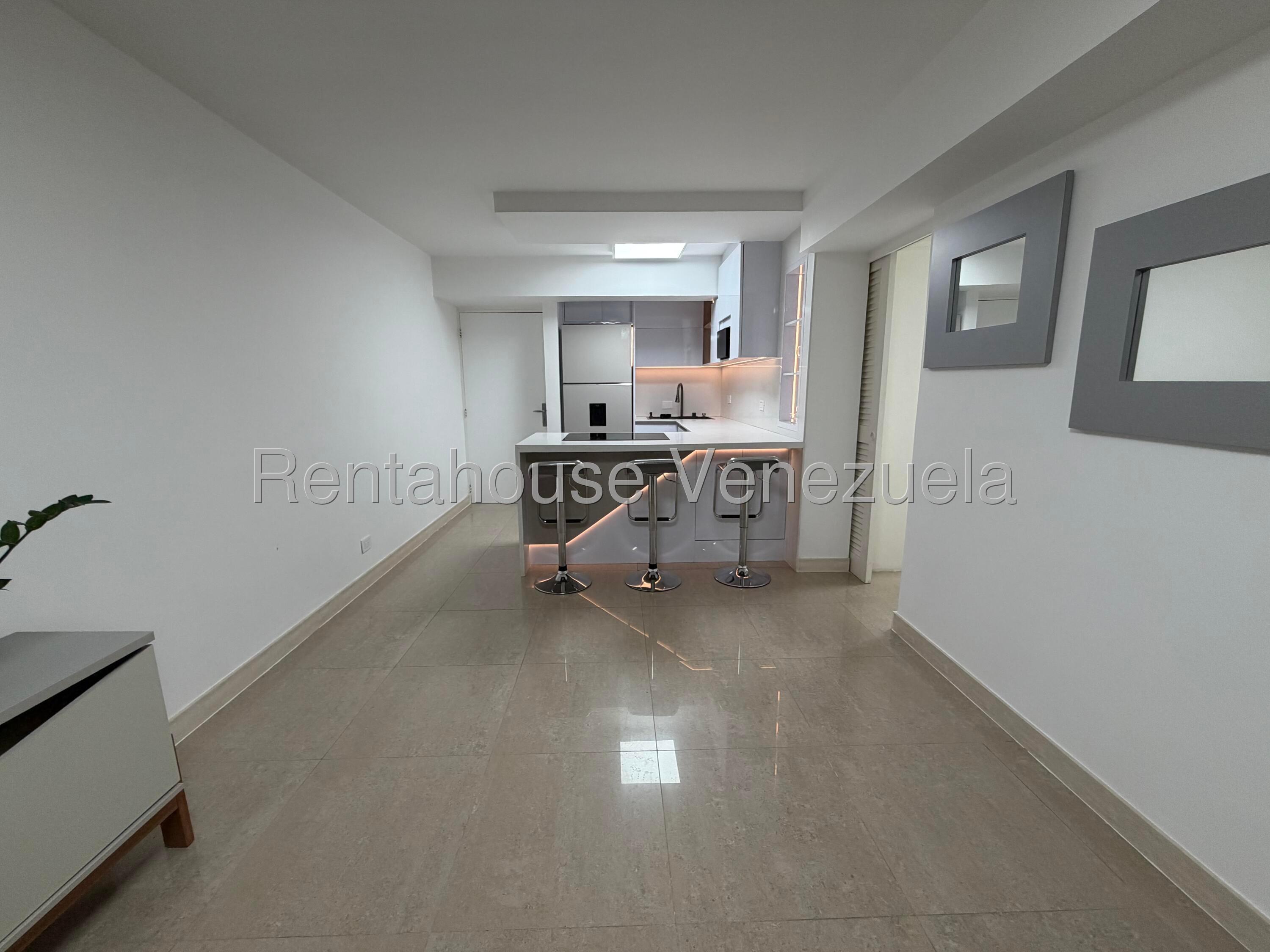 Apartamento remodelado con vista a piscina en Colinas de La California
