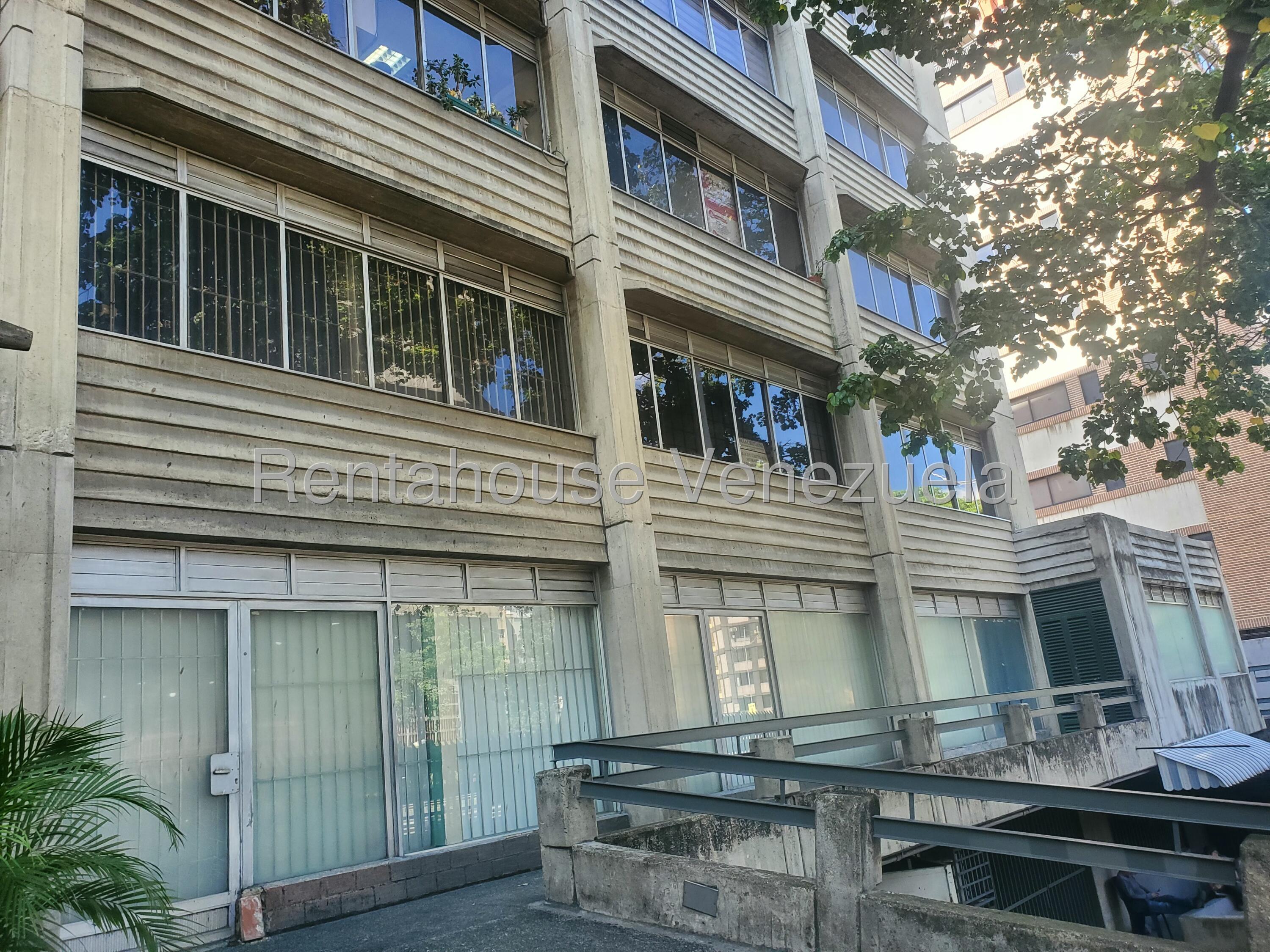 Comercial de 301 m² con 2 locales y depósito en El Recreo