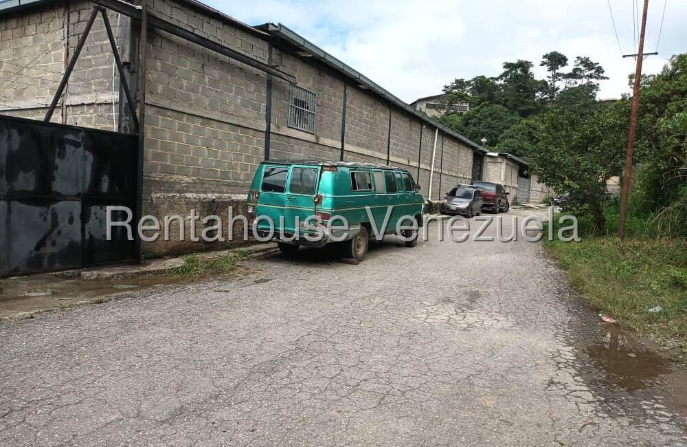 Comercial con 6 galpones para almacenamiento en Mariche