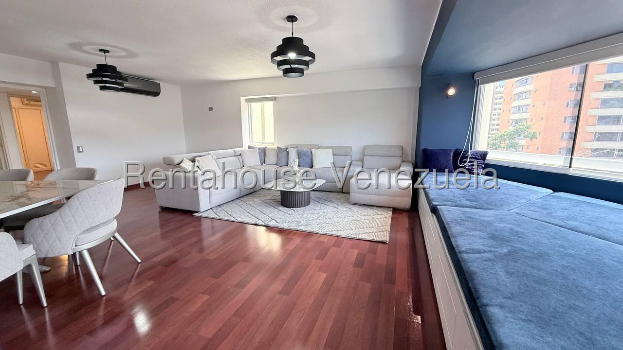 Apartamento amplio con servicio en Los Dos Caminos